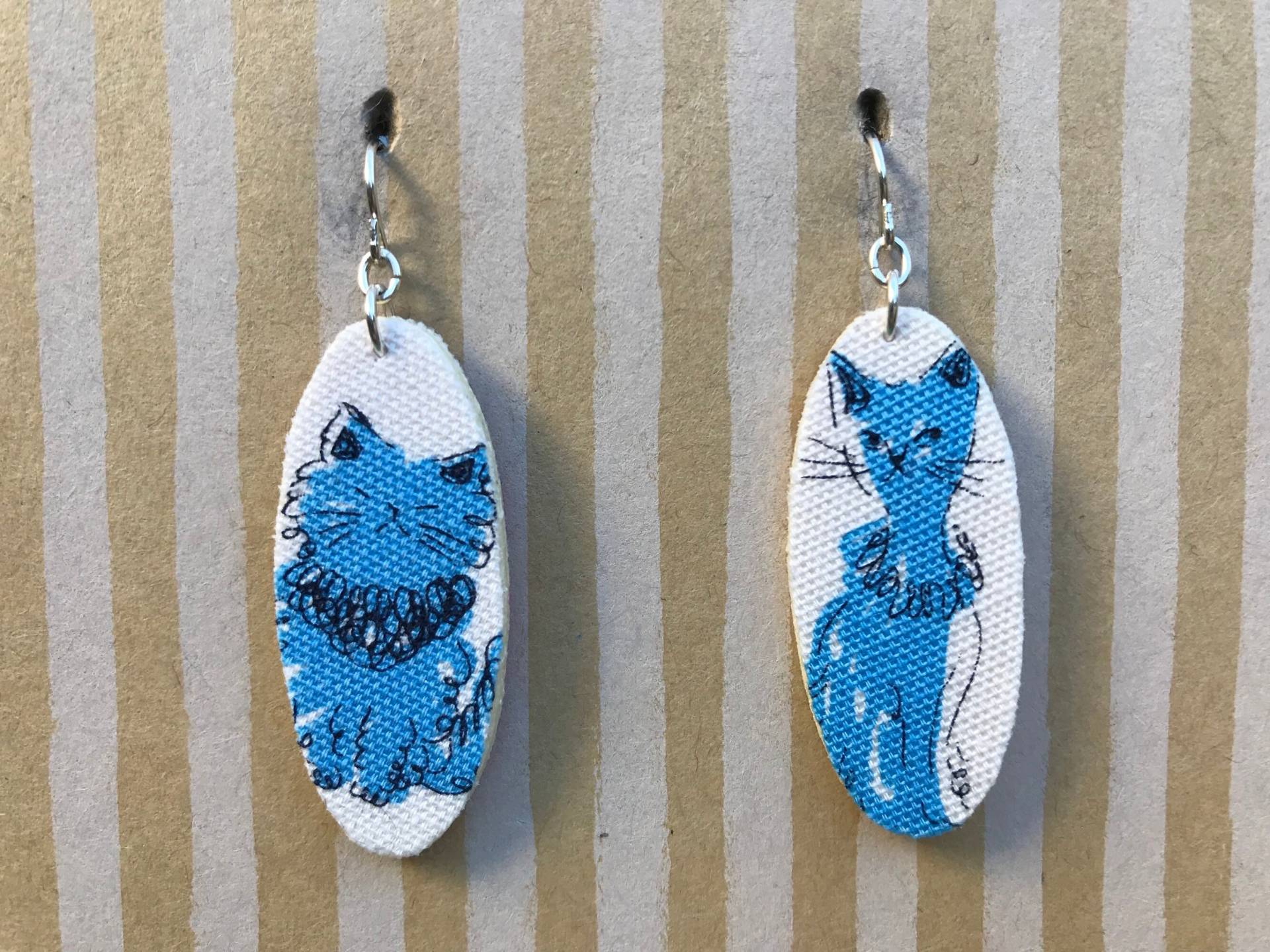 Leichte Stoff Ohrringe, Weiß Oval Mit Blau/Rosa/Weiße Katzen, Sterling Silber Ohrhaken, Katzenliebhaber, Kätzchen Besitzer Geschenk von designsbywenia