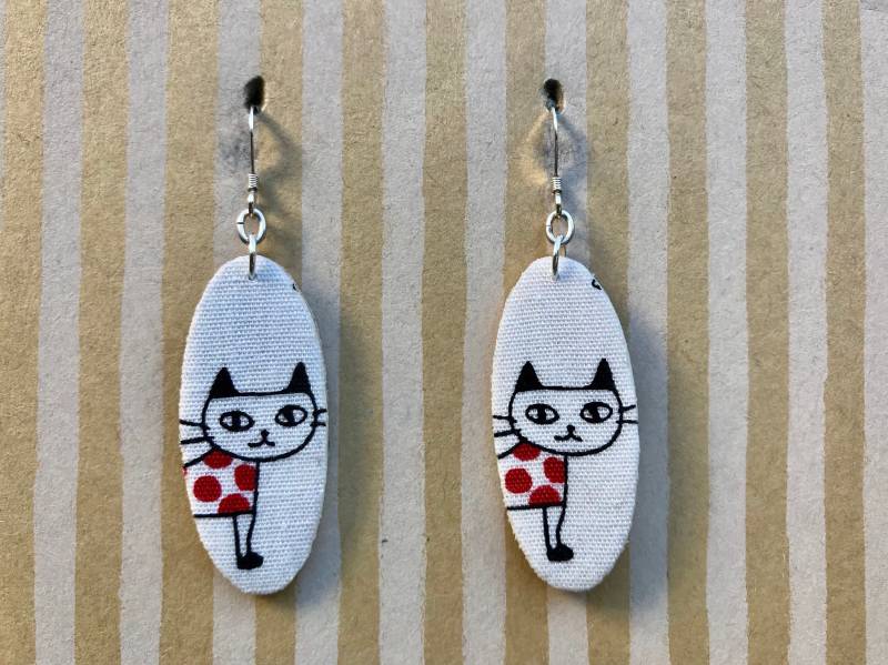 Leichte Stoff Ohrringe, Weiß Oval Mit Roten Polka Dots Katze, Sterling Silber Ohrhaken, Katzenliebhaber, Kätzchen Besitzer Geschenk von designsbywenia