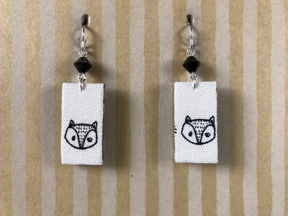 Leichte Stoff Ohrringe, Weiße Kleine Rectagle Mit Fuchs Und Löwe, Sterling Silber Ohrhaken, Tier-Liebhaber-Geschenk von designsbywenia