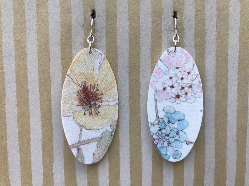 Leichte Stoff-Ohrringe, Weißes Oval, Pastellblumendruck, Sterling Silberohrie Leichte Stoff-Ohrringe, Weißes Oval, Pastellblumendruck, Sterling Silberohrie von designsbywenia