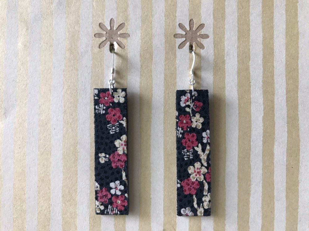 Leichte Stoff Ohrringe - Lange Schwarze Rechteck Mit Pflaume Blüten, Strukturierten Stoff, Stelring Silber Ohrhaken von designsbywenia
