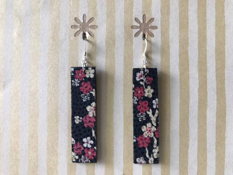 Leichte Stoff Ohrringe - Lange Schwarze Rechteck Mit Pflaume Blüten, Strukturierten Stoff, Stelring Silber Ohrhaken von designsbywenia