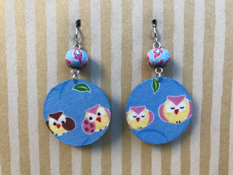 Leichte Stoff Ohrringe Ohrringe, Cerulean Blau Kreis Mit Wunderlichen Eulen, Sterling Silber Ohrhaken, Eule-Liebhaber-Geschenk von designsbywenia