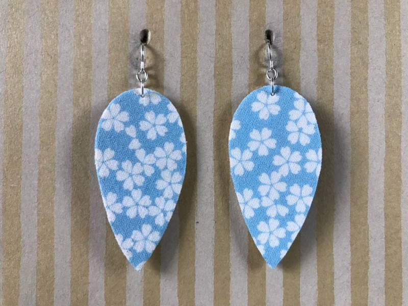 Leichte Stoff Ohrringe Ohrringe, Große Baby Blau Umgekehrt Tropfen Mit Weißen Blumen, Sterling Silber Ohrhaken von designsbywenia