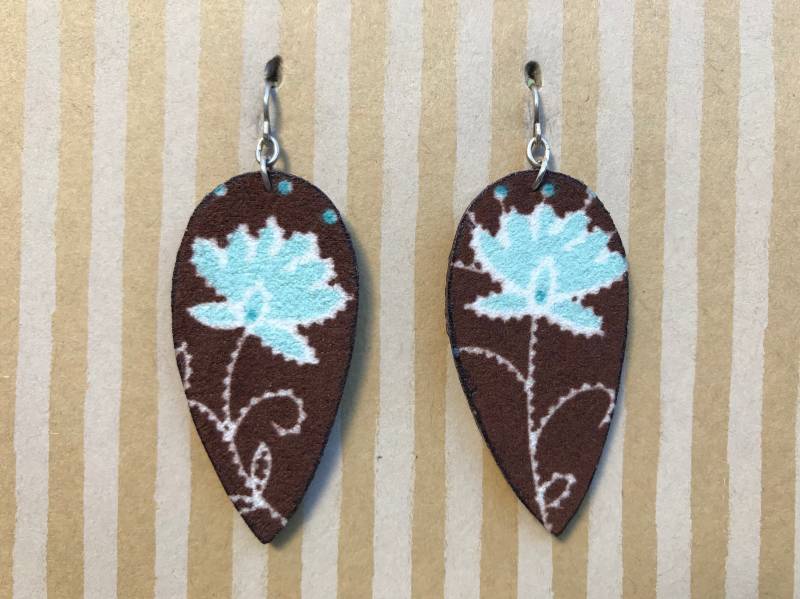 Leichte Stoff Ohrringe Ohrringe, Große Braun Umgekehrte Tropfen, Blaue Lotus Blume, Sterling Silber Ohrhaken von designsbywenia