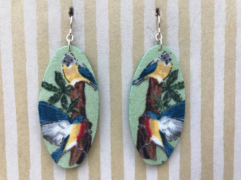 Leichte Stoff Ohrringe Ohrringe, Große Grüne Oval, Bunte Vögel Auf Baum, Sterling Silber Ohrhaken Leichte Stoff Ohrringe Ohrringe, Große Grüne Oval, Bunte Vögel Auf Baum, Sterling Silber Ohrhaken von designsbywenia