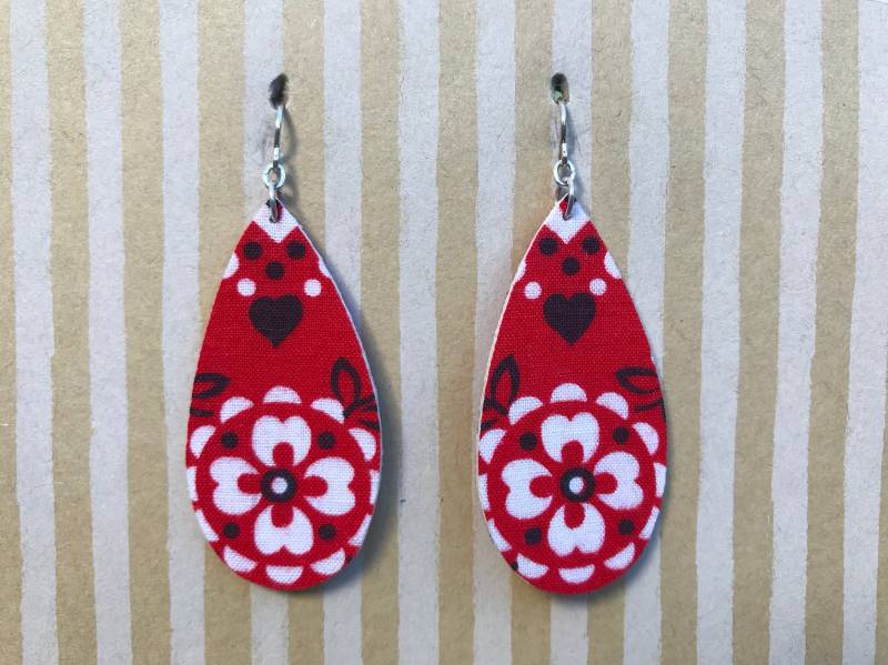 Leichte Stoff Ohrringe Ohrringe, Große Rote Tropfen, Weiße Blumen, Sterling Silber Ohrhaken von designsbywenia