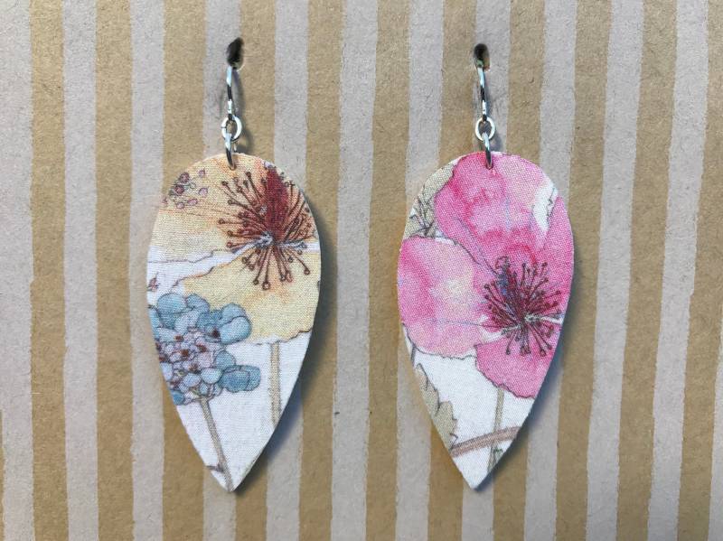 Leichte Stoff Ohrringe Ohrringe, Große Weiße Umgekehrte Tropfen, Aquarell Pastell Blumen, Sterling Silber Ohrhaken Leichte Stoff Ohrringe Ohrringe, Große Weiße Umgekehrte Tropfen, Aquarell Pastell Blumen, Sterling Silber Ohrhaken von designsbywenia