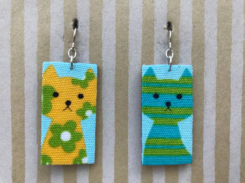 Leichte Stoff Ohrringe Ohrringe, Himmelblaue Rechteck Mit Bunten Katzen, Sterling Silber Ohrhaken, Katzenliebhaber, Kätzchen Besitzer Geschenk von designsbywenia