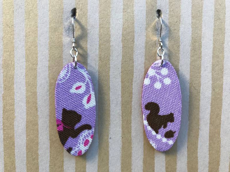 Leichte Stoff Ohrringe Ohrringe, Lila Oval Mit Braunen Katze Und Eichhörnchen, Sterling Silber Ohrhaken, Tier-Liebhaber-Geschenk von designsbywenia
