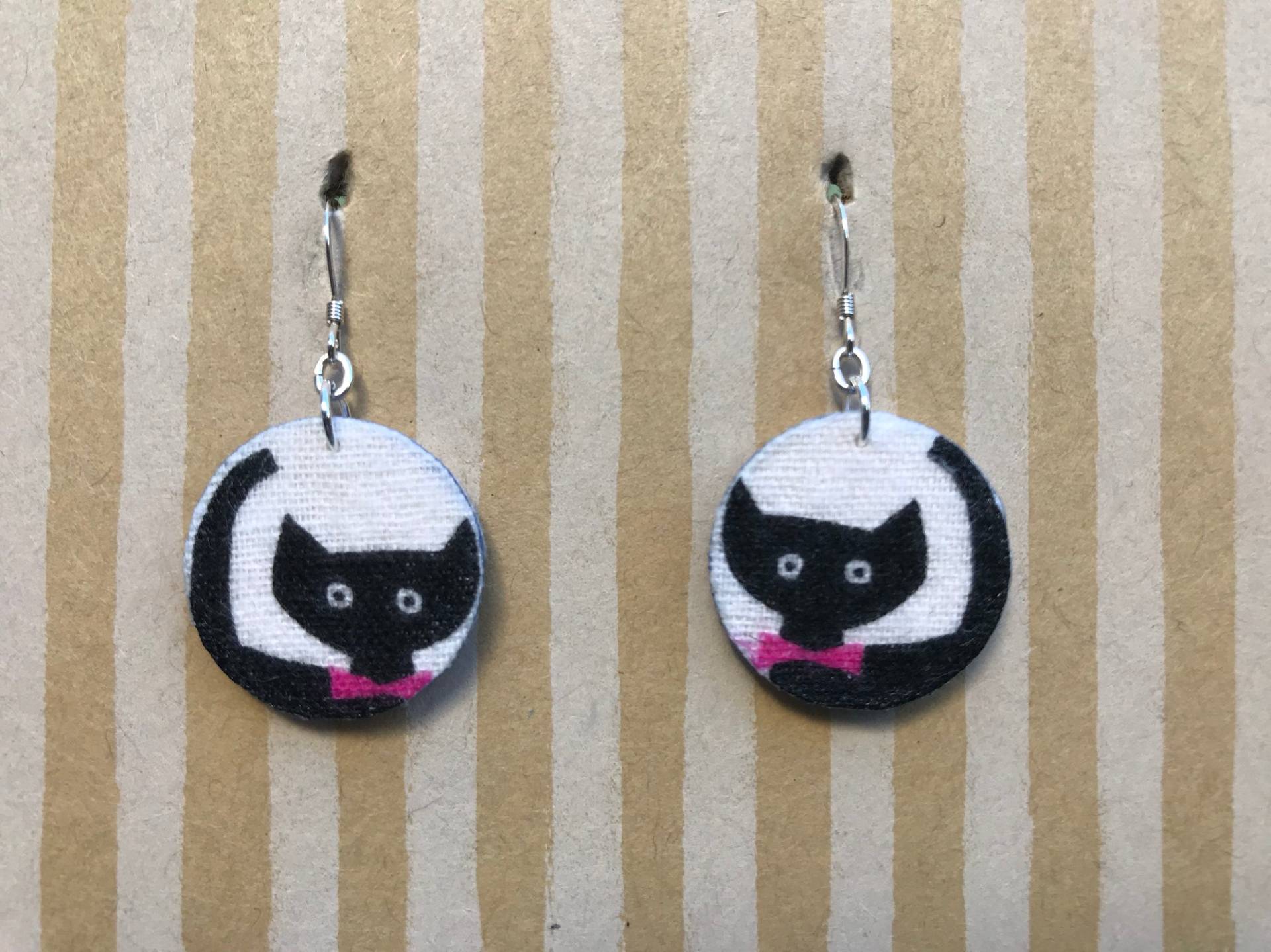 Leichte Stoff Ohrringe Ohrringe, Rosa Kleinen Kreis Mit Schwarzen Katze, Sterling Silber Ohrhaken, Katzenliebhaber, Kätzchen Besitzer Geschenk von designsbywenia