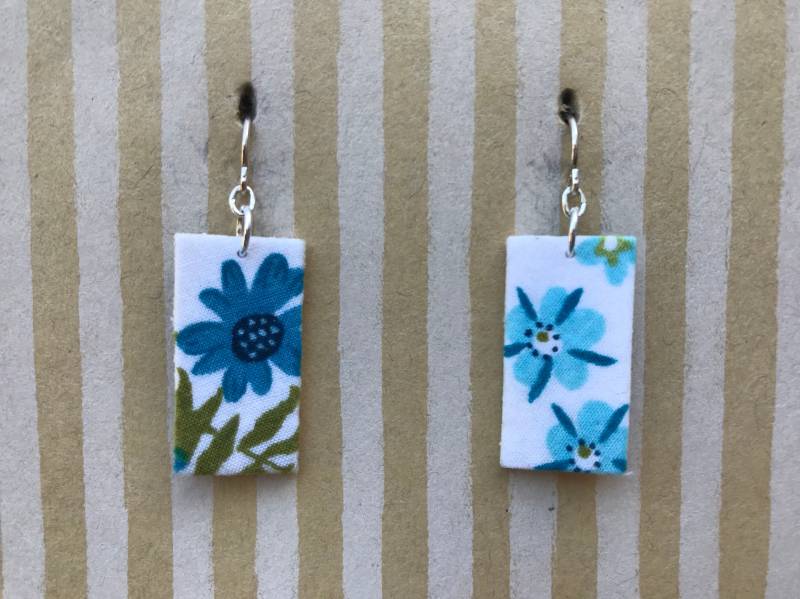 Leichte Stoff Ohrringe Ohrringe, Weiße Kleine Rechteck, Blaue Blumen, Sterling Silber Ohrhaken von designsbywenia