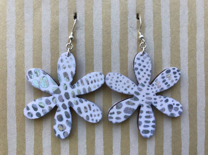 Leichte Stoff Ohrringe Ohrringe, Weiße Schillernde Blume, Sterling Silber Ohrhaken Leichte Stoff Ohrringe Ohrringe, Weiße Schillernde Blume, Sterling Silber Ohrhaken von designsbywenia