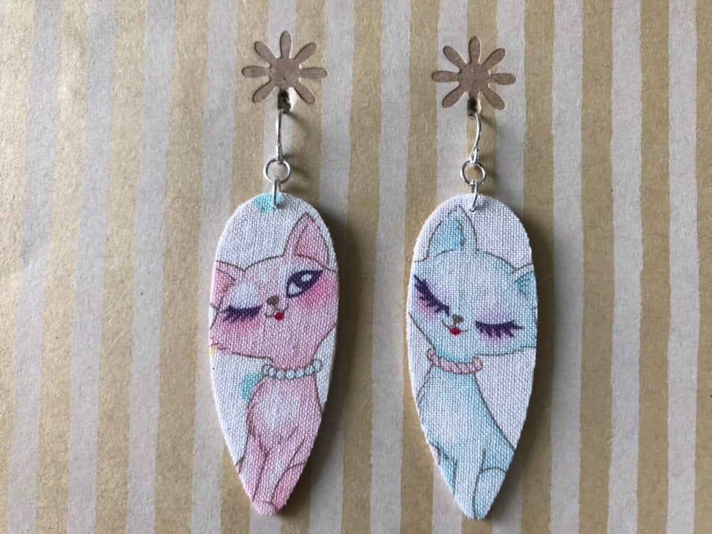 Leichte Stoff Ohrringe Ohrringe - Große Weiße Tropfen Mit Rosa Und Blauen Katzen, Sterling Silber Esrwire, Katze-Liebhaber-Geschenk von designsbywenia