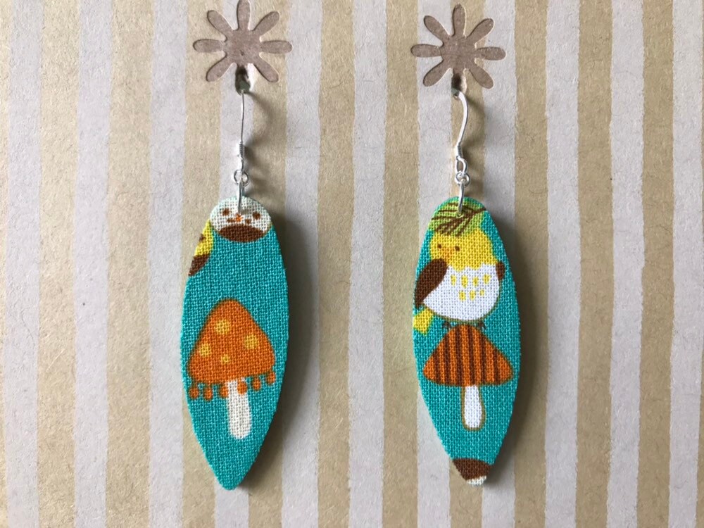 Leichte Stoff Ohrringe Ohrringe - Petrol Tropfen Mit Bunten Pilzen Und Vogel, Sterling Silber Ohrhaken, Wunderliche Natur von designsbywenia