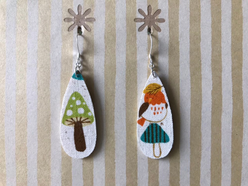 Leichte Stoff Ohrringe Ohrringe - Weiße Tropfen Mit Pilzen Und Vogel, Sterling Silber Ohrhaken von designsbywenia