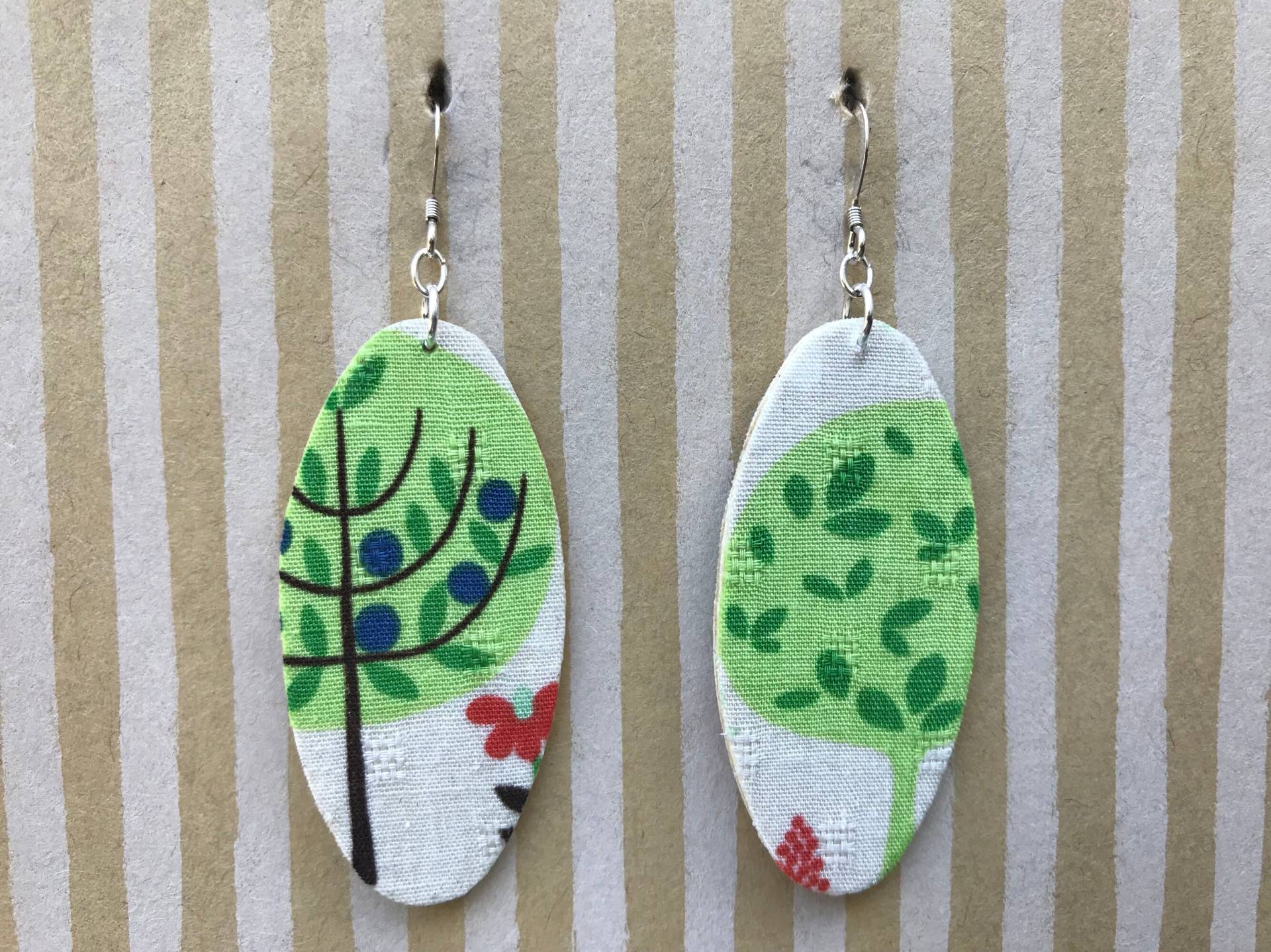 Leichte Stoff-Schrägringe, Weißes Oval, Skurriler Wald, Sterling Silberohrie, Baumwipfel, Naturliebhaber Geschenk von designsbywenia