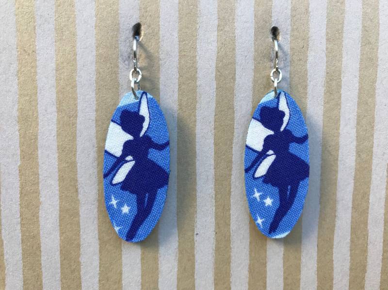 Leichte Stoffschaufel Ohrringe, Blaues Oval Mit Feen, Sterling Silber Ohrdraht, Fantasy-Charaktere, Tinkerbell Liebesgeschenk von designsbywenia
