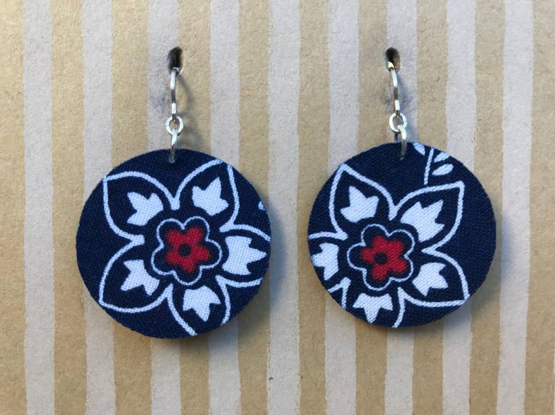 Leichte Stoffschaufel Ohrringe, Dunkelblauer Kreis Mit Blumenprints, Sterling Silberohrie von designsbywenia