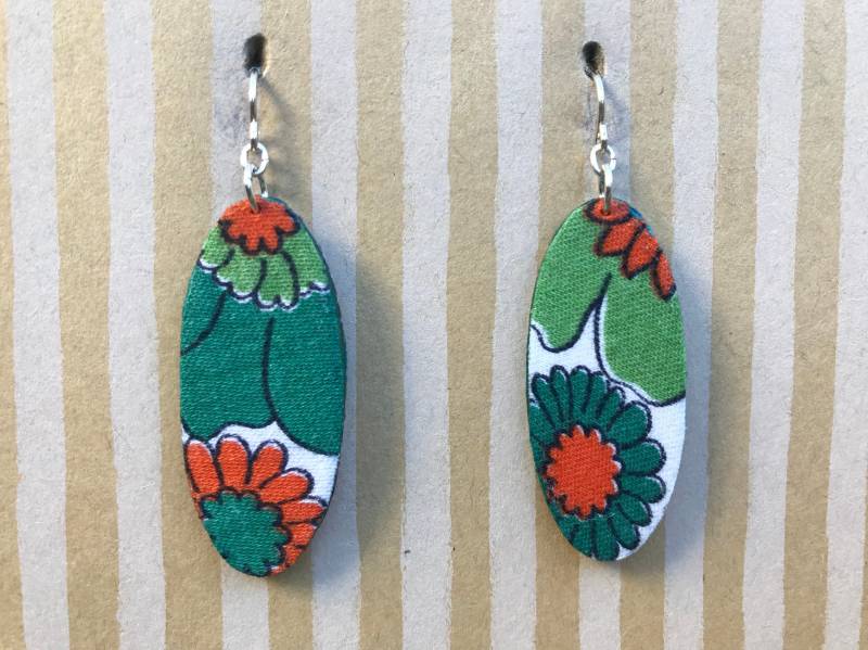 Leichte Stoffschaufel Ohrringe, Weißes Oval, Grüne Und Orange Blüten, Sterling Silberohrie von designsbywenia