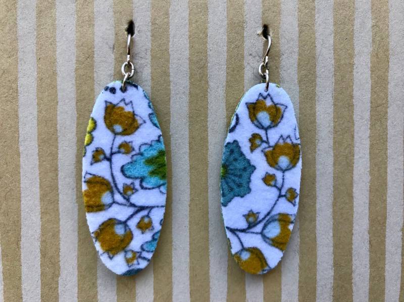Leichte Strukturierte Stoff Ohrringe, Weiß Oval, Senf Blau Floral Print, Sterling Silber Ohrhaken von designsbywenia