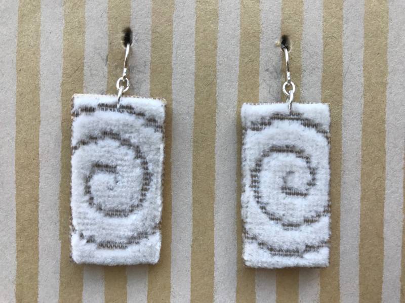 Leichte Strukturierte Stoff Ohrringe Ohrringe, Aus Weißen Rechteck, Sterling Silber Ohrhaken, Spirale von designsbywenia