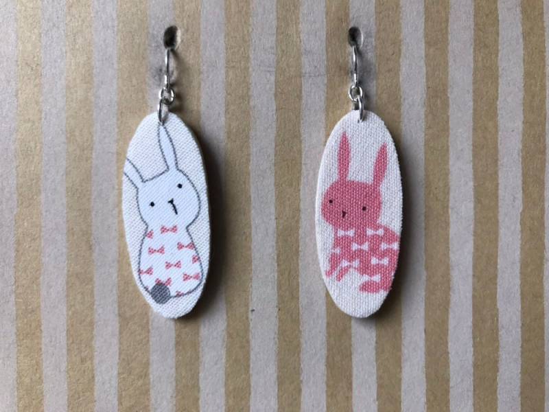 Leichter Stoff Baumeln Ohrringe, Creme Farbe Oval Mit Sterling Silber Ohrhaken, Quicky Hase, Kaninchen-Liebhaber-Geschenk Leichter Stoff Baumeln Ohrringe, Creme Farbe Oval Mit Sterling Silber Ohrhaken, Quicky Hase, Kaninchen-Liebhaber-Geschenk von designsbywenia