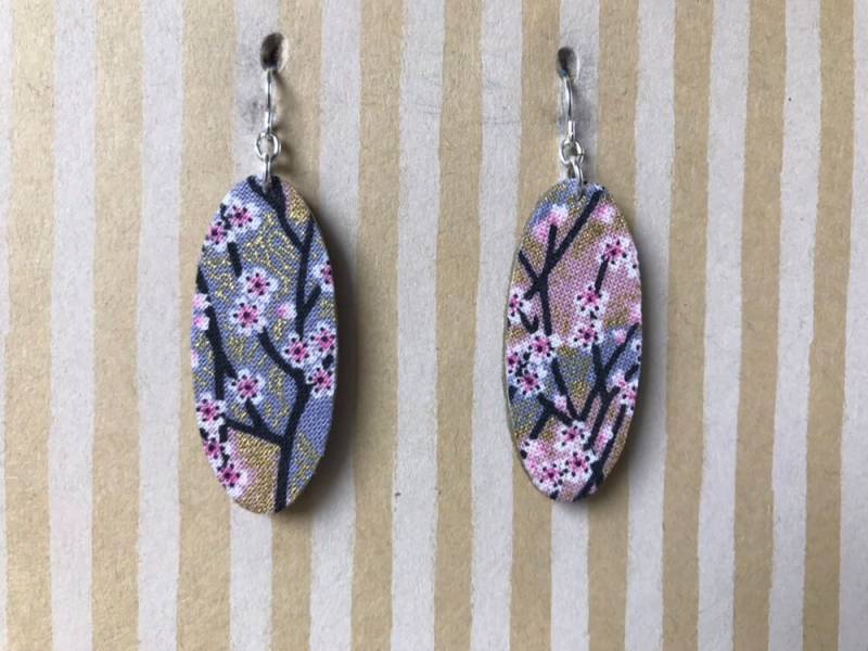 Leichter Stoff Baumeln Ohrringe, Lila Oval Mit Pflaumenblüten, Sterling Silber Ohrhaken von designsbywenia