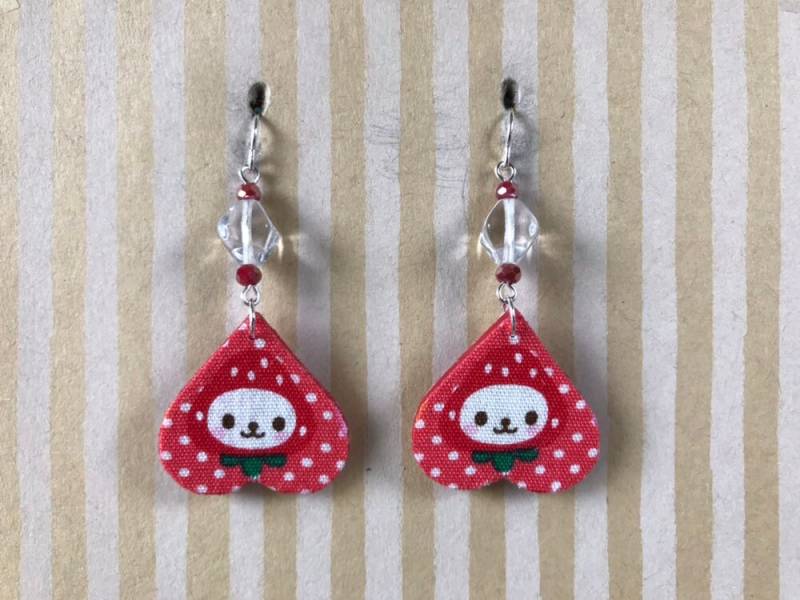 Leichter Stoff Baumeln Ohrringe, Rote Blütenblatt Mit Erdbeere Niedlichem Gesicht, Sterling Silber Ohrhaken von designsbywenia