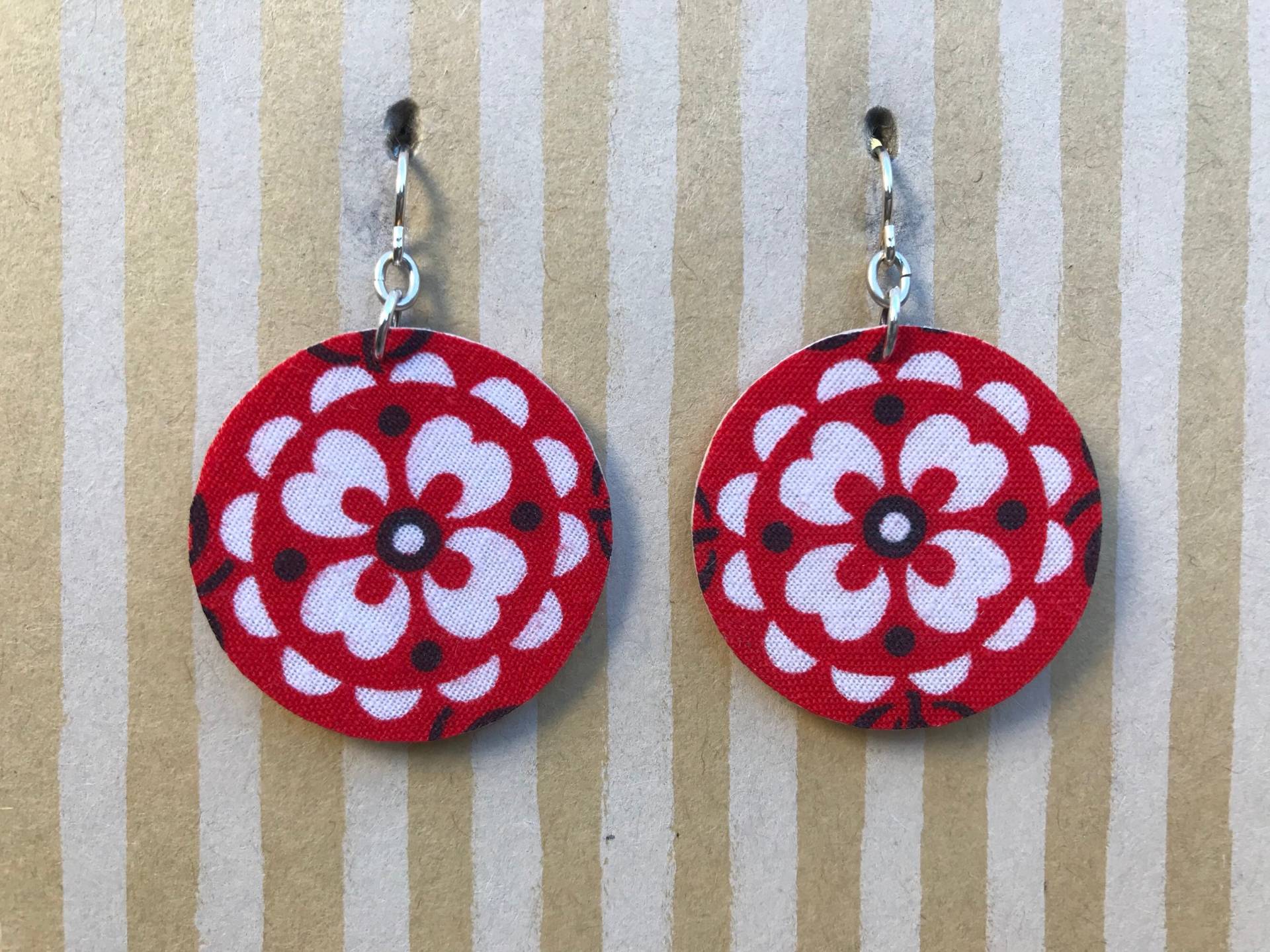 Leichter Stoff Baumeln Ohrringe, Rote Cirle Mit Weißen Blumen-Prints, Sterling Silber Ohrhaken von designsbywenia