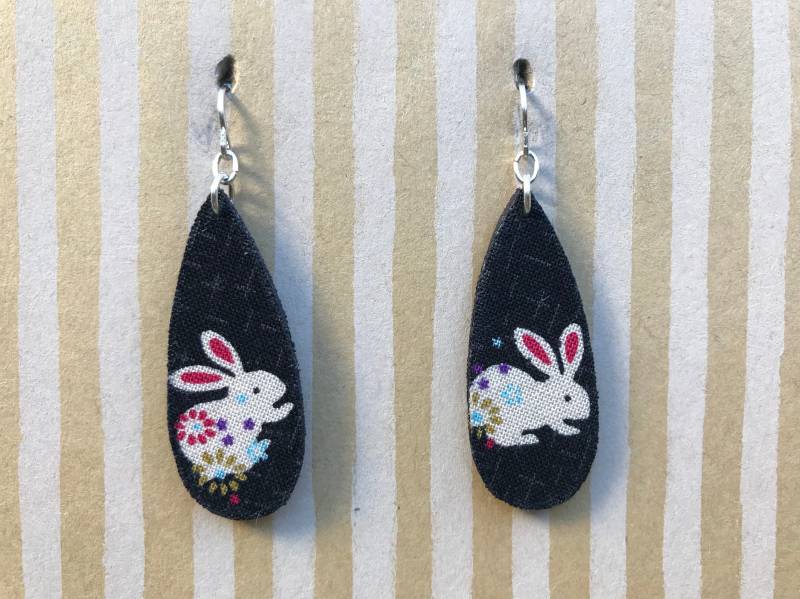 Leichter Stoff Baumeln Ohrringe, Schwarz in Tropfenform Mit Kaninchen Und Blumen, Sterling Silber Ohrhaken, Kaninchen-Liebhaber, Hase Besitzer von designsbywenia
