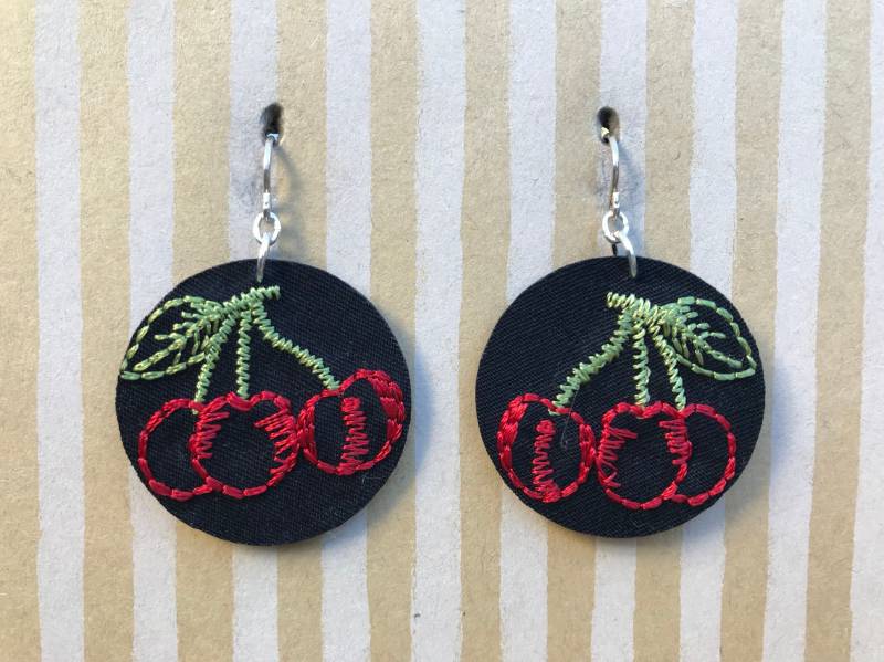 Leichter Stoff Baumeln Ohrringe, Schwarzer Kreis Mit Gestickten Kirschen, Sterling Silber Ohrhaken, Rockabilly von designsbywenia