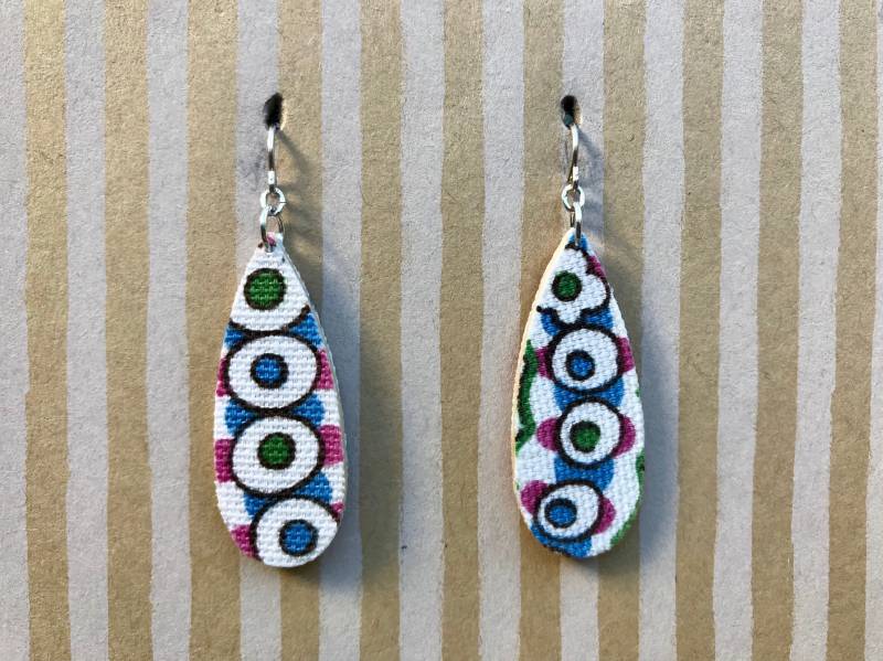 Leichter Stoff Baumeln Ohrringe, Weiße Tropfen, Blau Und Pink Doodles, Sterling Silber Ohrhaken von designsbywenia