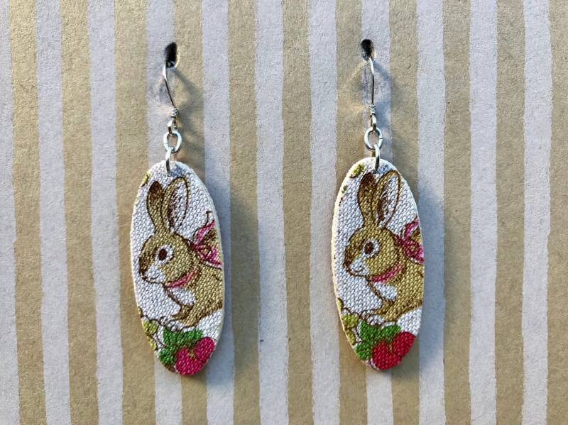 Leichter Stoff Dagle-Nearrings, Ab Weiß-Rosa Oval Mit Kaninchen Auf Erdbeerfeldern, Sterling Silber, Kaninchenbesitzer, Kaninchenliebhaber Geschenk Leichter Stoff Dagle-Nearrings, Ab Weiß-Rosa Oval Mit Kaninchen Auf Erdbeerfeldern, Sterling Silber, Kaninchenbesitzer, Kaninchenliebhaber Geschenk von designsbywenia