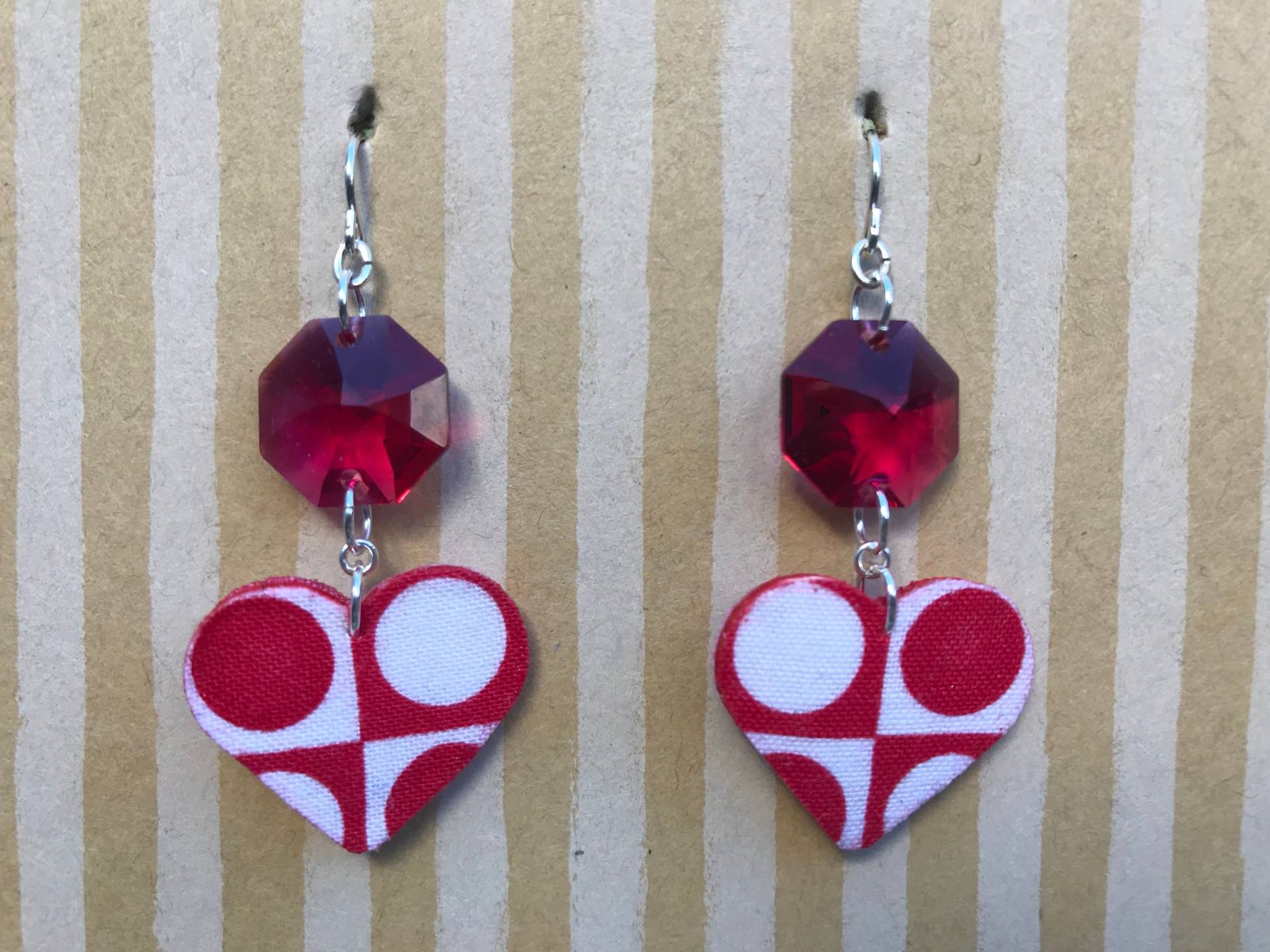 Leichter Stoff Herzohrringe, Rote Und Weiße Herz Mit Kristall, Sterling Silber Ohrhaken von designsbywenia