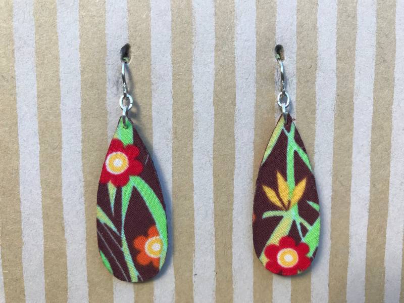 Leichter Stoff Ohrringe, Braun Teardrop, Sterling Silber Ohrhaken, Bunten Blumen von designsbywenia