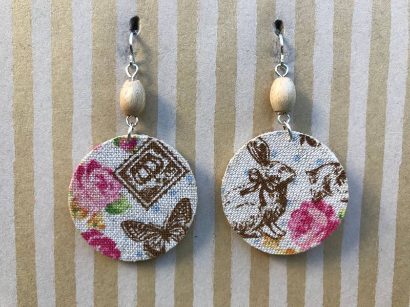 Leichter Stoff Ohrringe, Kreis Mit Perlen, Kaninchen, Eichhörnchen, Schmetterling, Sterling Silber Ohrhaken Leichter Stoff Ohrringe, Kreis Mit Perlen, Kaninchen, Eichhörnchen, Schmetterling, Sterling Silber Ohrhaken von designsbywenia