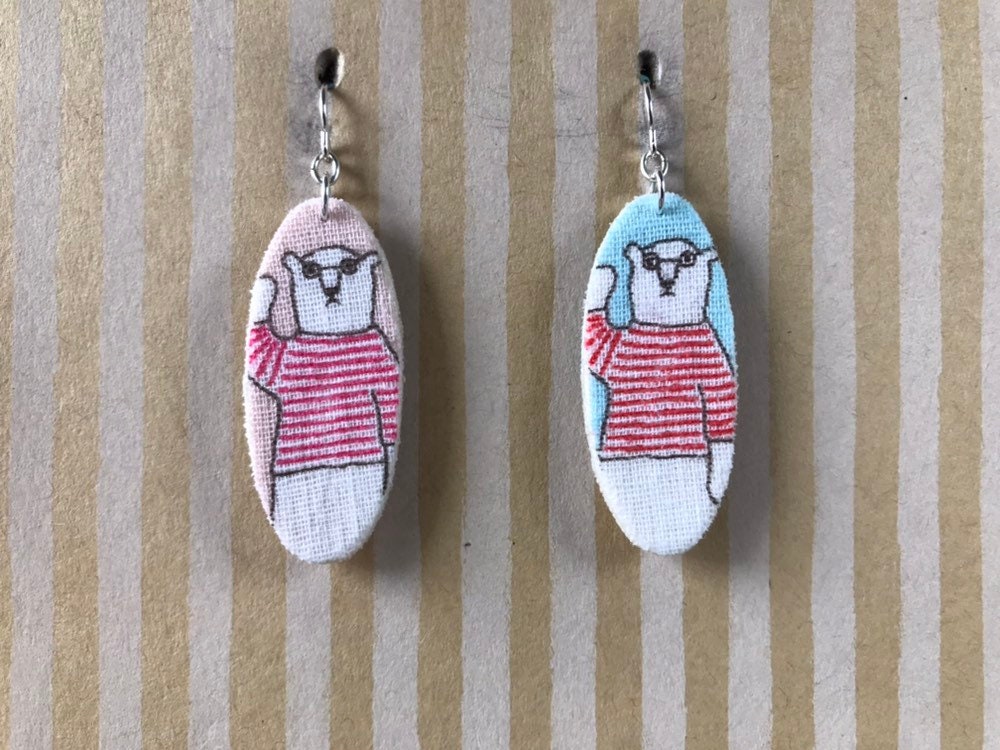 Leichter Stoff Ohrringe, Leicht Rosa Und Blauen Oval Mit Eisbär in Tier Kostüm, Sterling Silber Ohrhaken von designsbywenia