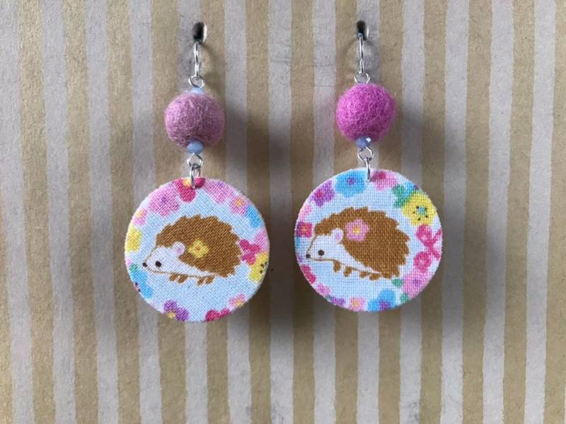 Leichter Stoff Ohrringe, Licht Blauen Kreis Mit Igel Und Blume, Filzkugeln, Sterling Silber Ohrhaken, Tier Liebhabergeschenk von designsbywenia