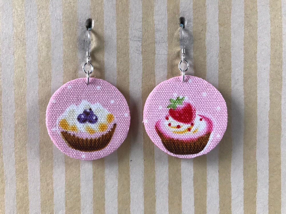 Leichter Stoff Ohrringe, Rosa Kreis Mit Ausgefallenen Cupcakes, Sterling Silber Ohrhaken, Dessert-Liebhaber-Geschenk, Kuchen-Liebhaber-Geschenk von designsbywenia
