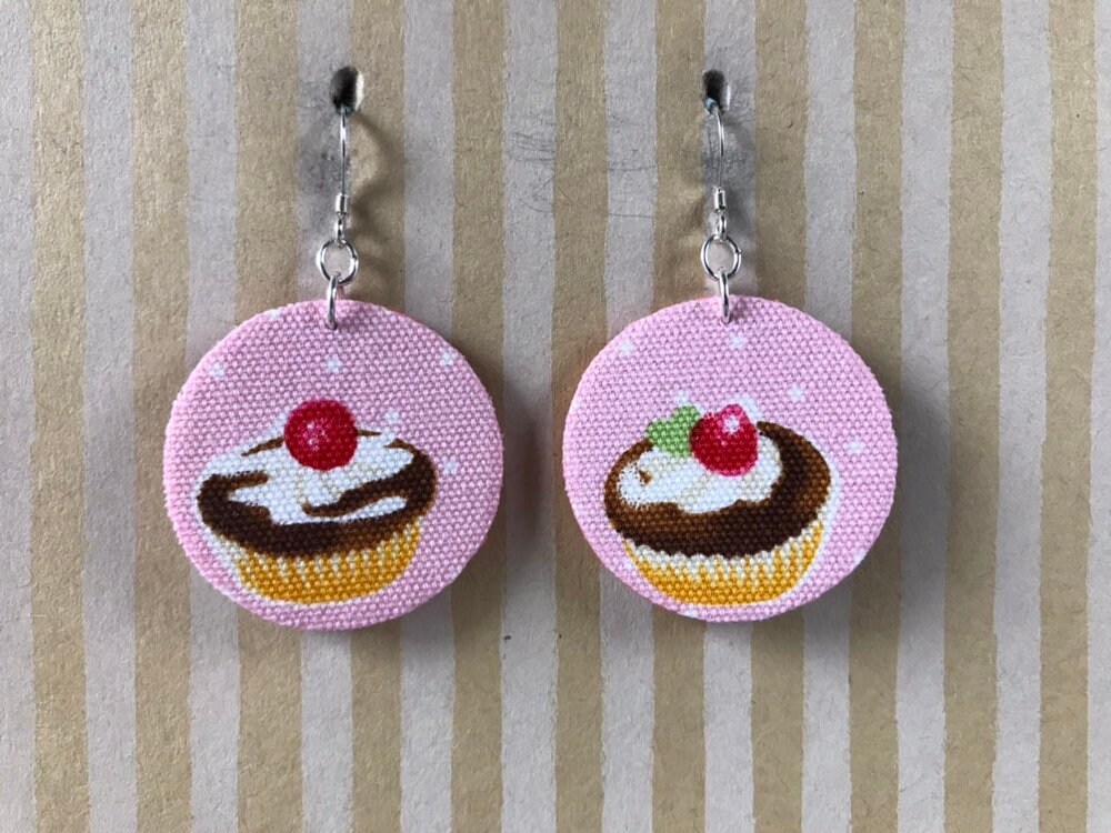 Leichter Stoff Ohrringe, Rosa Kreis Mit Cupcakes, Sterling Silber Ohrhaken, Dessert-Liebhaber-Geschenk, Kuchen-Liebhaber-Geschenk von designsbywenia