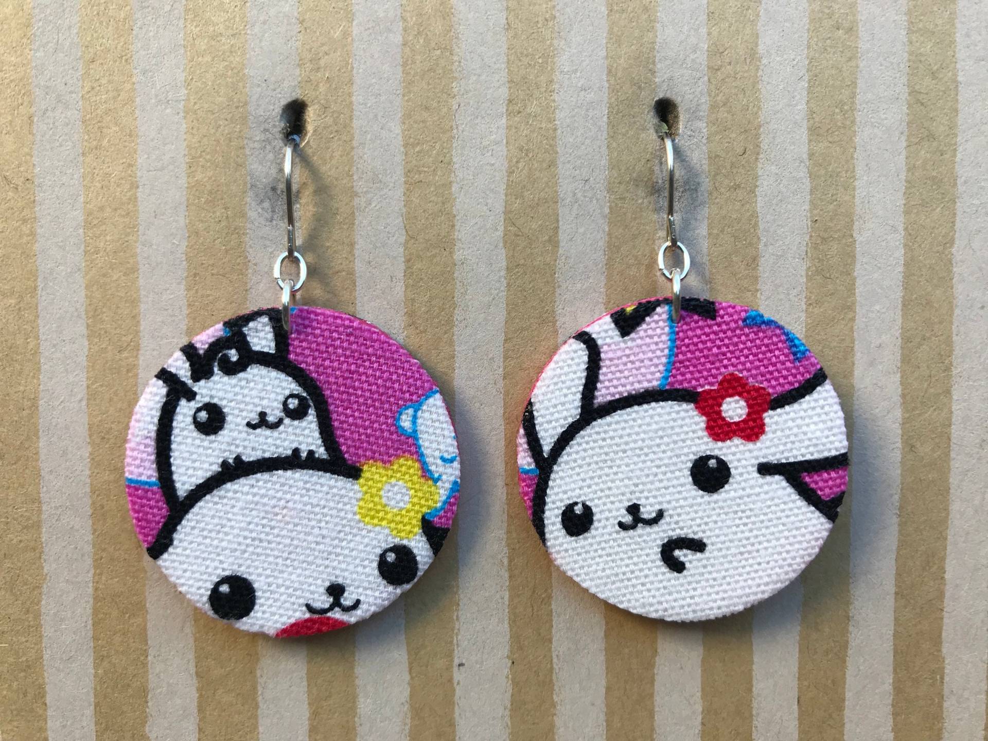 Leichter Stoff Ohrringe, Rosa Kreis Mit Dicken Weißen Kaninchen, Sterling Silber Ohrhaken, Kawaii Charaktere, Hasen Liebhabergeschenk von designsbywenia