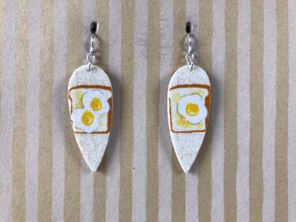 Leichter Stoff Ohrringe, Umgekehrt Hellbeige in Tropfenform Mit Sonnigen Seite Oben Ei Toast, Sterling Silber Ohrhaken, Frühstück Ohrringe von designsbywenia