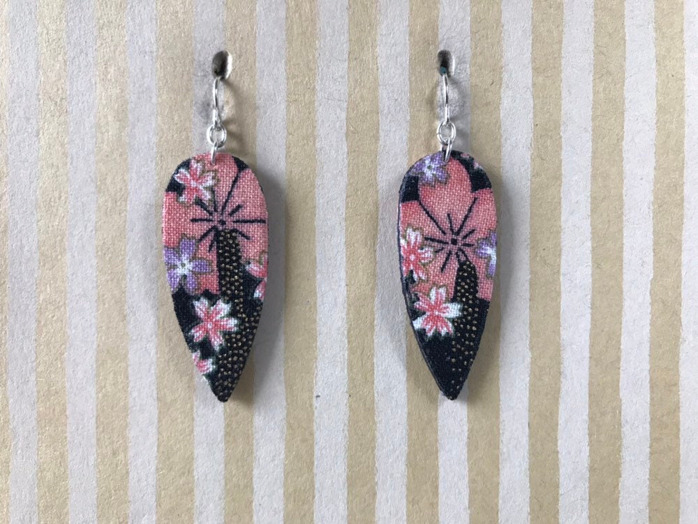 Leichter Stoff Ohrringe, Umgekehrt Schwarz in Tropfenform Mit Kirschblüten, Sterling Silber Ohrhaken, Frühling Japan von designsbywenia