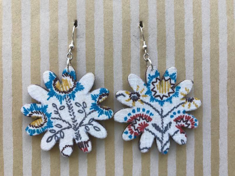 Leichter Stoff Ohrringe, Weiße Blume Blau Rot Floral Print, Sterling Silber Ohrhaken Leichter Stoff Ohrringe, Weiße Blume Blau Rot Floral Print, Sterling Silber Ohrhaken von designsbywenia