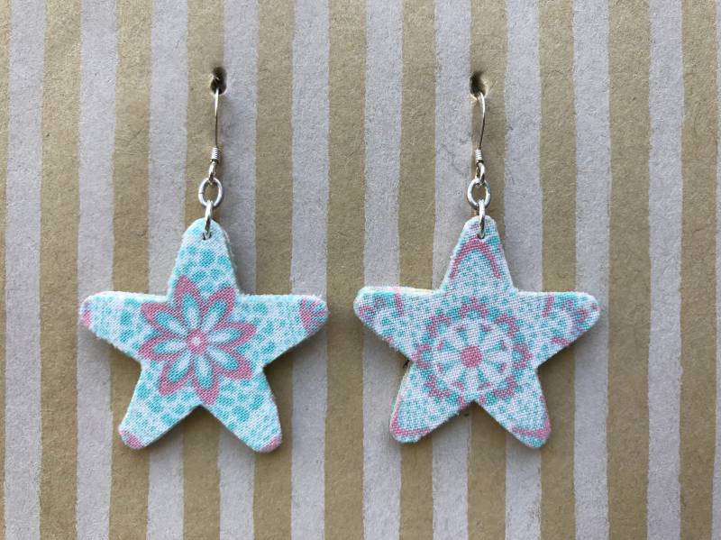 Leichter Stoff Stern Ohrringe, Blass Blauen Mit Rosa Blumenmuster, Sterling Silber Ohrhaken von designsbywenia