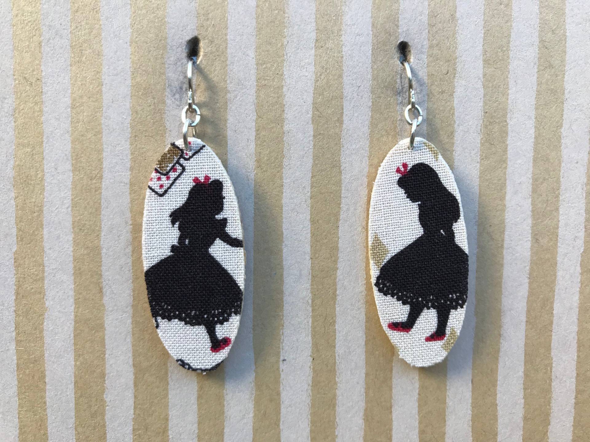 Leichtes Gewebe Baumeln Ohrringe, Aus Weißem Oval, Alice Im Wunderland, Sterling Silber Ohrdraht von designsbywenia