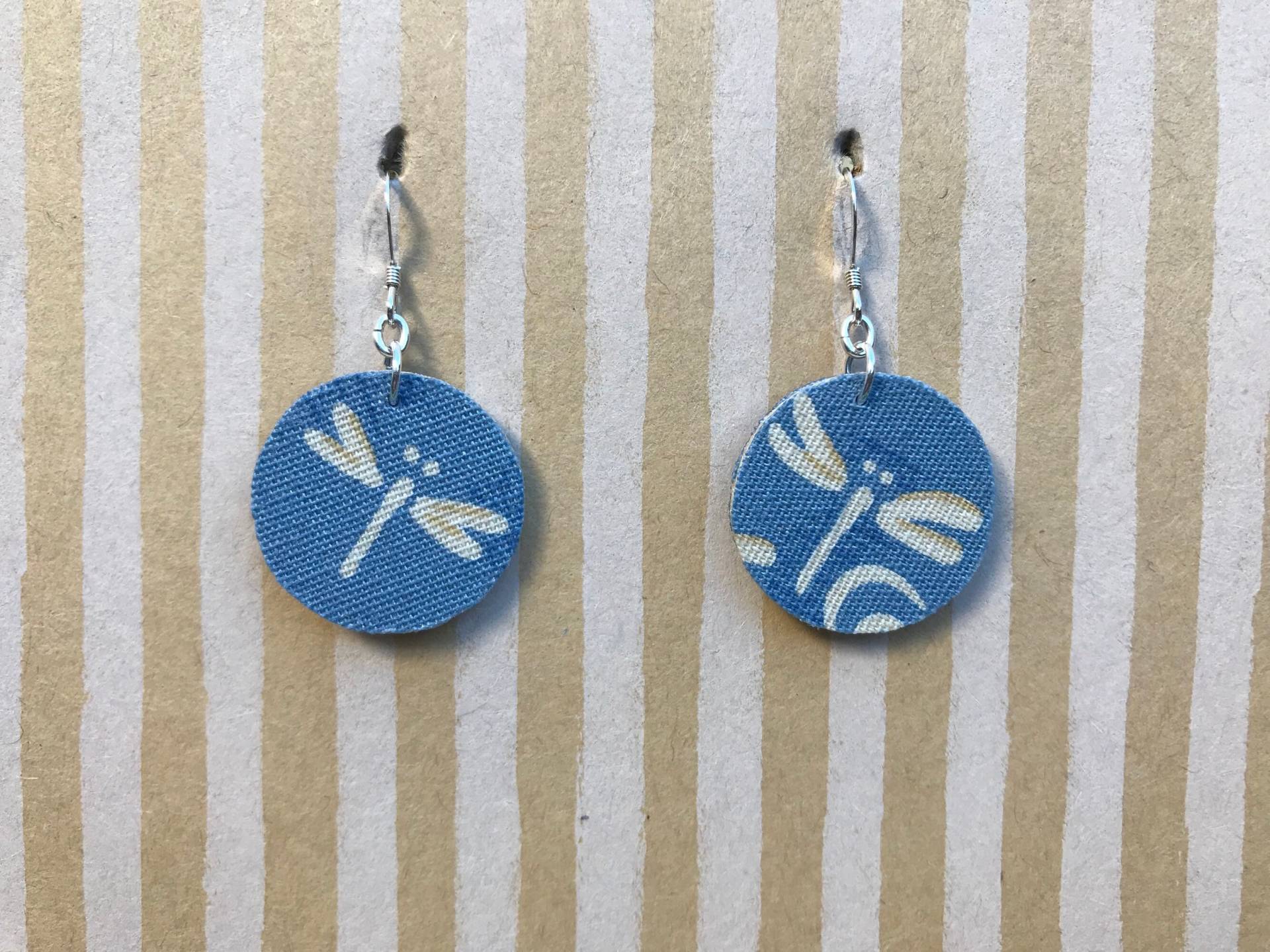 Leichtes Gewebe Baumeln Ohrringe, Blauer Kleiner Kreis, Beige Libelle, Sterling Silber Ohrdraht von designsbywenia
