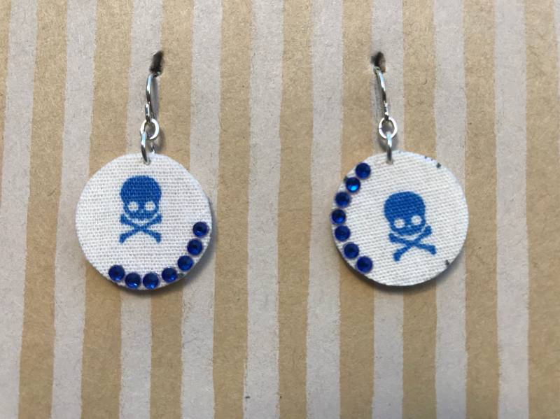 Leichtes Gewebe Baumelt Ohrringe, Weißer Kleiner Kreis Mit Blauem Schädel Und Kreuzknochen, Hotfix-Kristalle, Sterling Silberohrie, Rockergift von designsbywenia