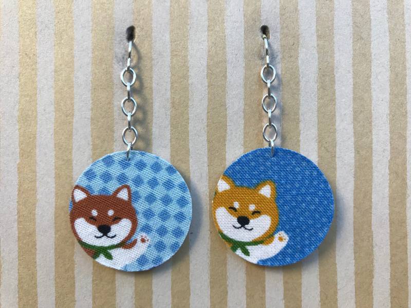 Leichtes Gewebe Schwingende Ohrringe, Blauer Kreis Mit Gruß Von Shiba Hund, Sterling Silber Ohrdraht, Hundeliebhaber-Geschenk, Welpenbesitzer von designsbywenia